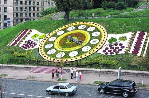 Цветочные часы в Киеве снова заработали