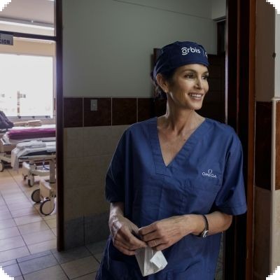 Посланница часовой компании Omega Синди Кроуфорд поддержала благотворительную организацию Orbis International