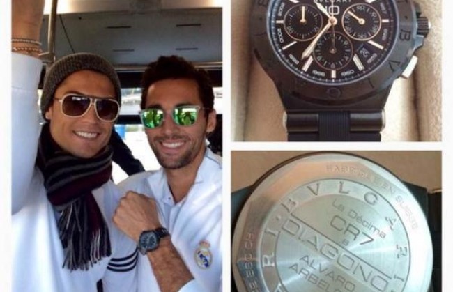 Роналду подарил игрокам футбольного клуба Реал Мадрид часы Bvlgari.