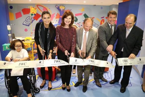 Посланник бренда IWC - модель Адриана Лима открыла библиотеку «Маленький принц» в детской клинике