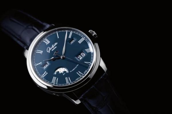 Саксонская компания Glashutte Original представила часы Senator Ewiger Kalender с синим циферблатом.